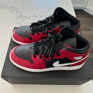 Air Jordan 1 Mid Black/White- Gym Red
Youth size 6.5, fits women size 8